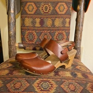 DANSKO THEA. Brown Leather Clogs with Chunky Wooden Heel